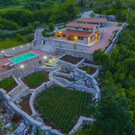 Rustic Fragola With Heated Pool