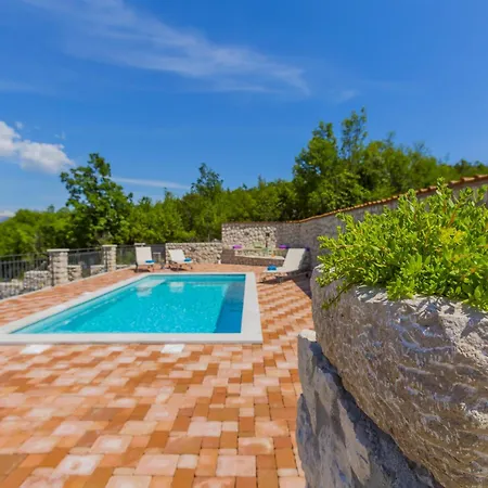 Villa Rustic Fragola With Heated Pool *