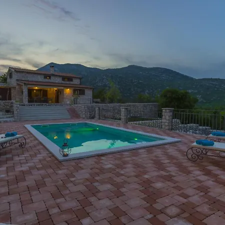 Rustic Fragola With Heated Pool